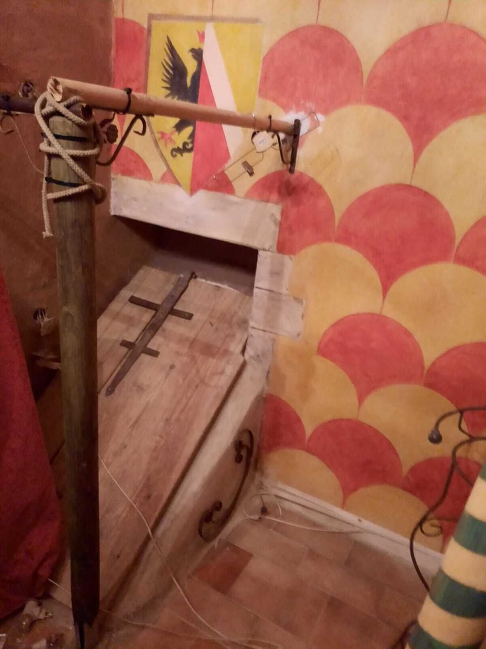 La botola che porta a una galleria di collegamento, ora occlusa.