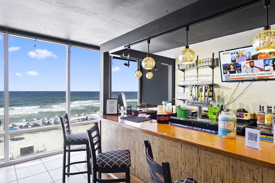 On-site tropical bar / restaurant