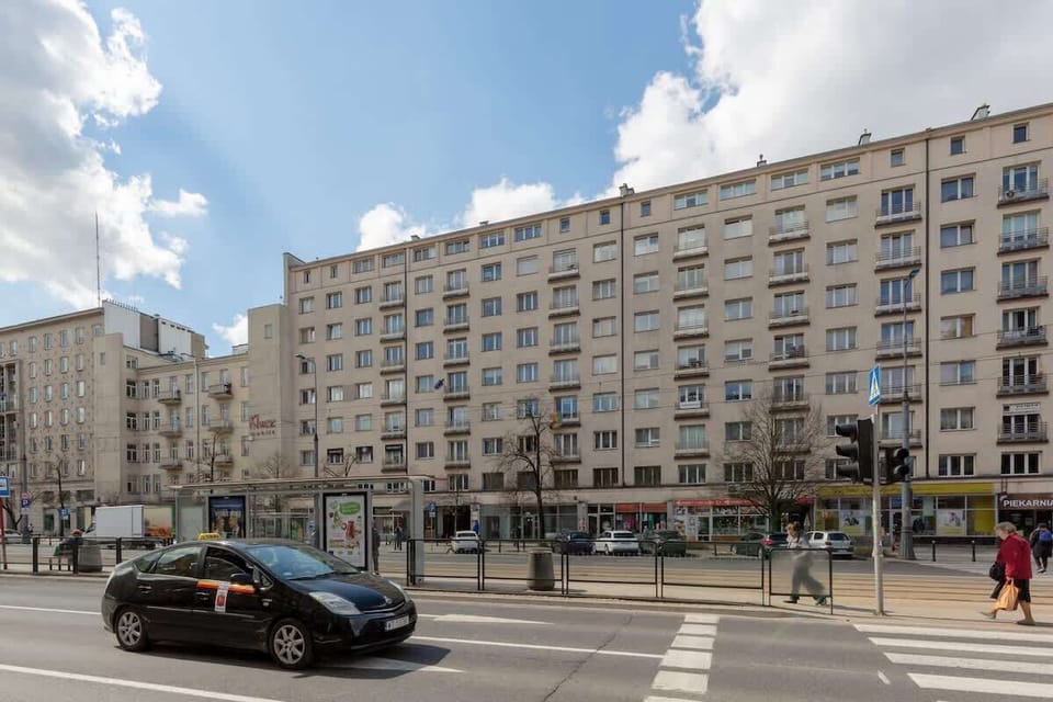 The building is close to charming restaurants and cafes. 
