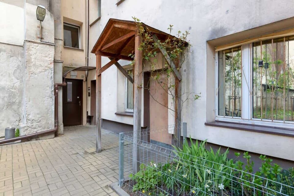 Experience urban living in an atmospheric property.