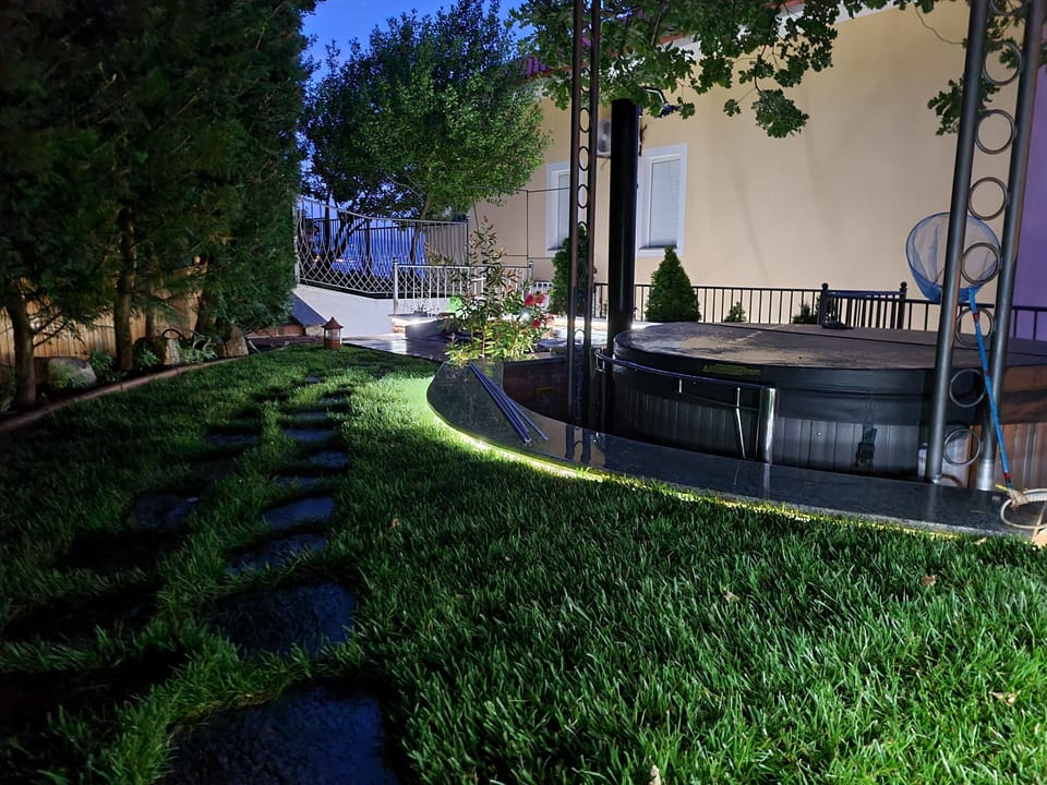 Outdoor spa tub