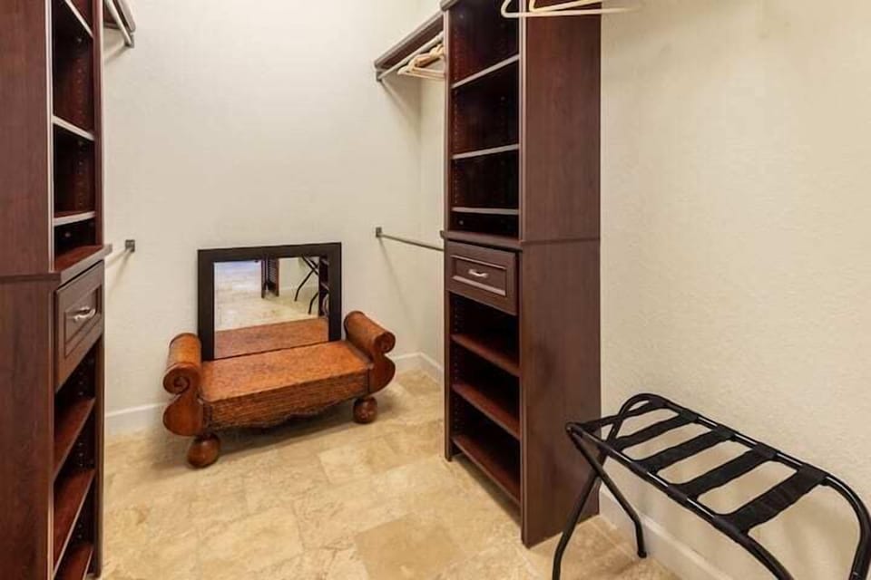 Giraffe Bedroom 1: Walk-in Closet