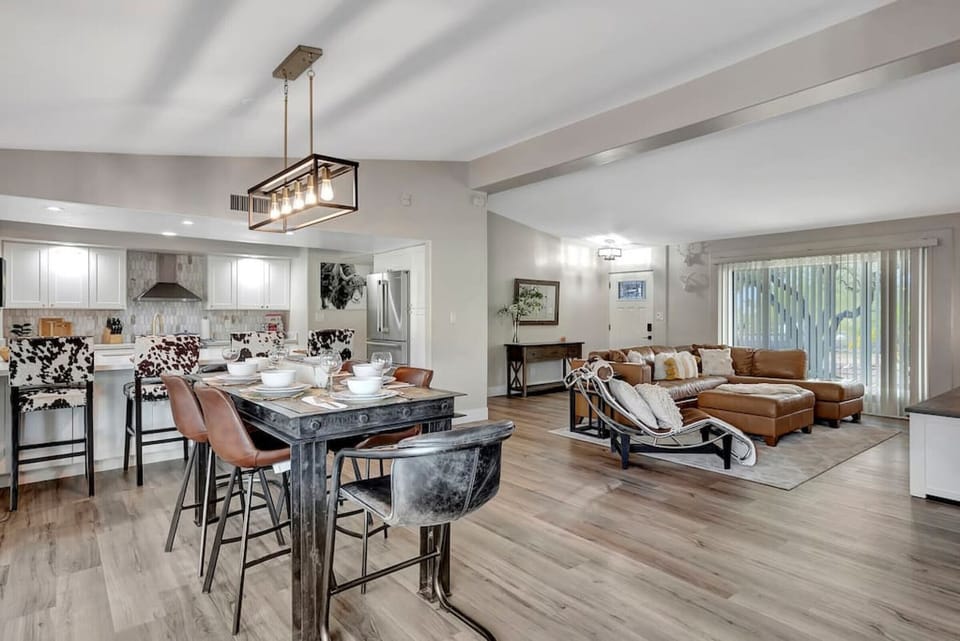 Open layout - Kitchen, dining, and living area