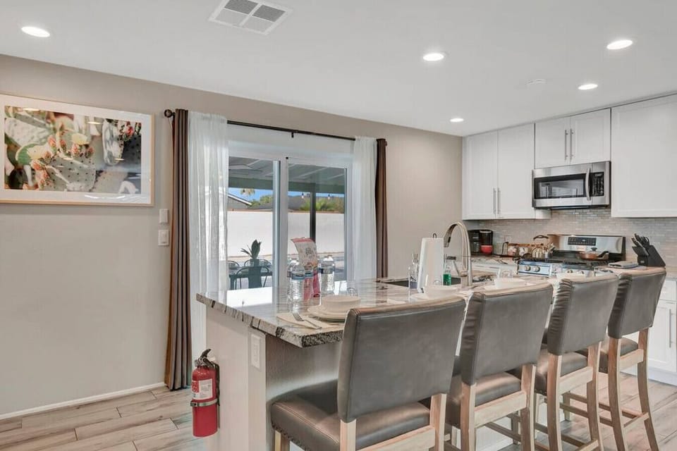 Island bar seating 4 people