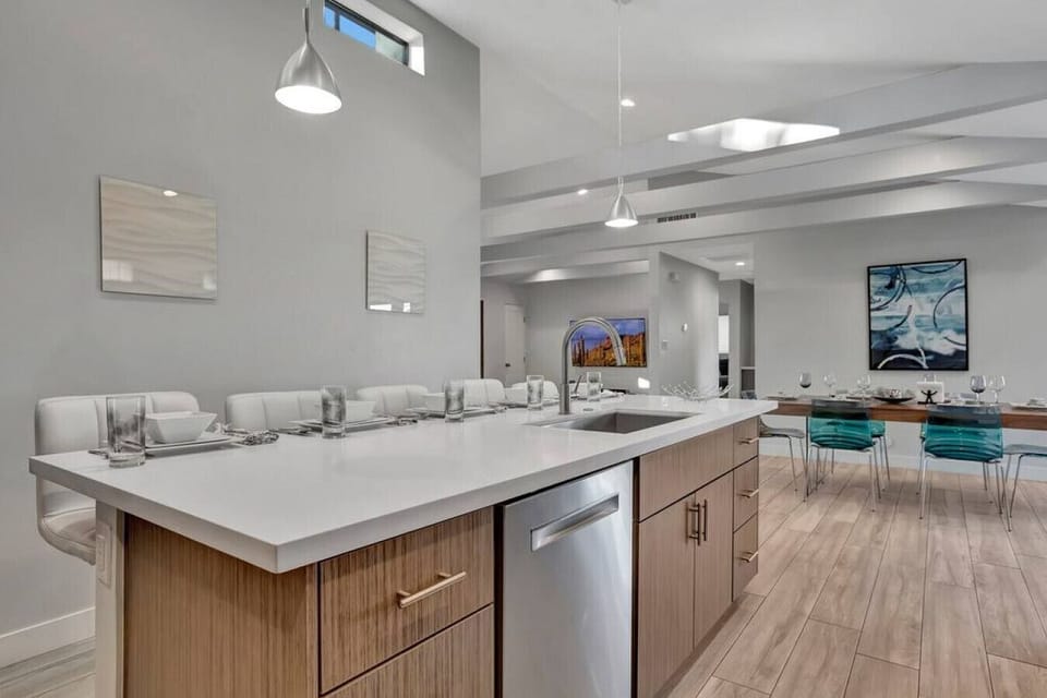 Spacious kitchen counter and bar