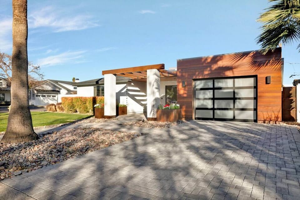 St view and driveway