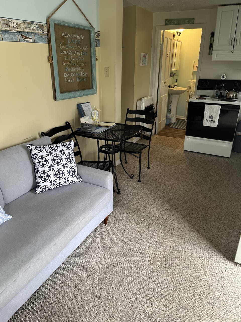 Living room/kitchen area