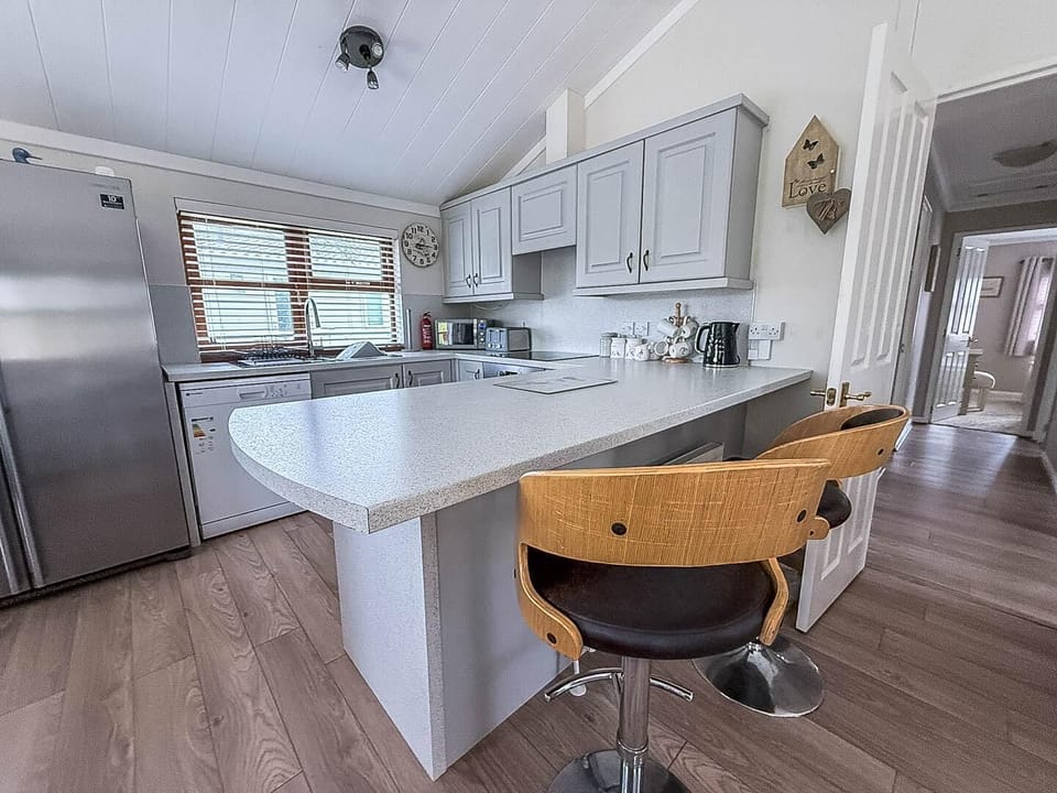 Start your day with homemade breakfast Saxmundham. The lodge features a kitchen fully equipped with a breakfast bar,  perfect for casual meals and socialising.