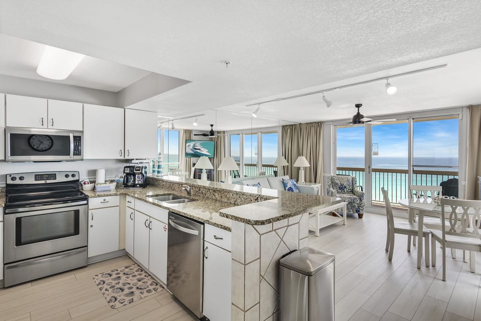 Thanks to the mirror walls, you have sea/beach views from every angle.
