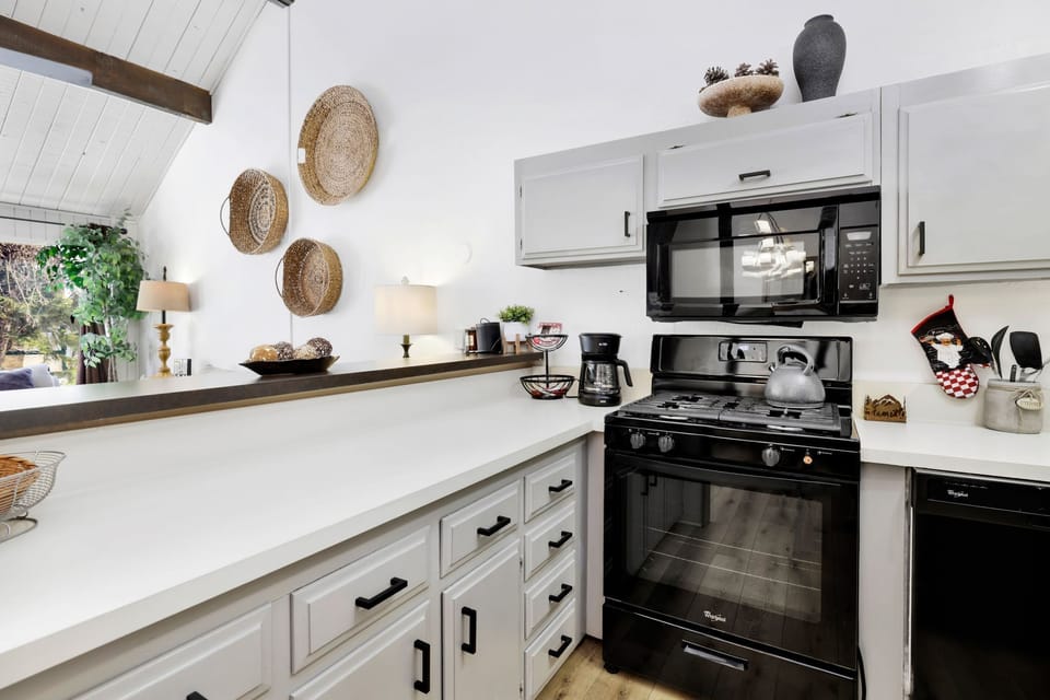 Snow-capped mountain views from the kitchen
Kitchen with views of the snow-covered mountains
Enjoy snowy mountain views right from the kitchen