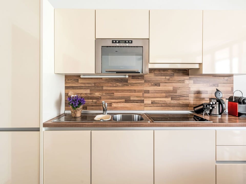 Countertop, Cabinetry, Kitchen Sink, Property, Sink, Kitchen Appliance, Kitchen Stove, Tap, Kitchen, Home Appliance