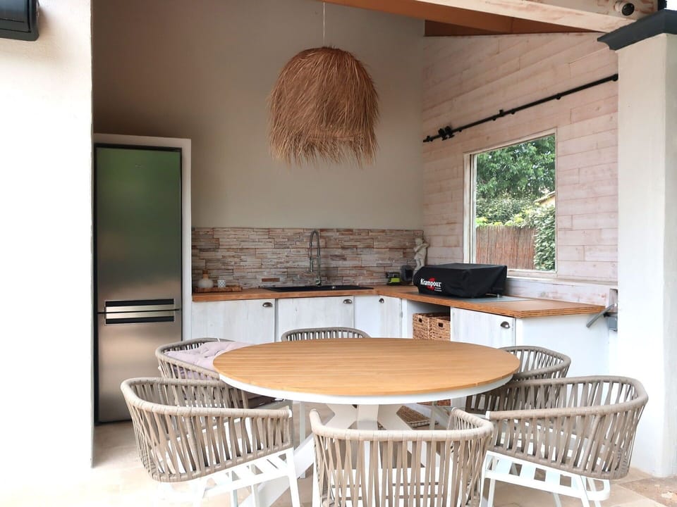 Table, Furniture, Property, Building, Wood, Interior Design, Chair, Architecture, Floor, Flooring