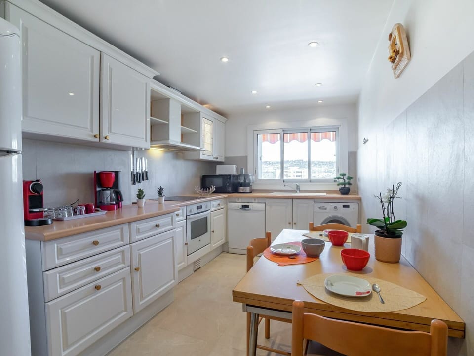 Sky, Plant, Building, Property, Window, Tree, Slope, Land Lot, House, Urban Design