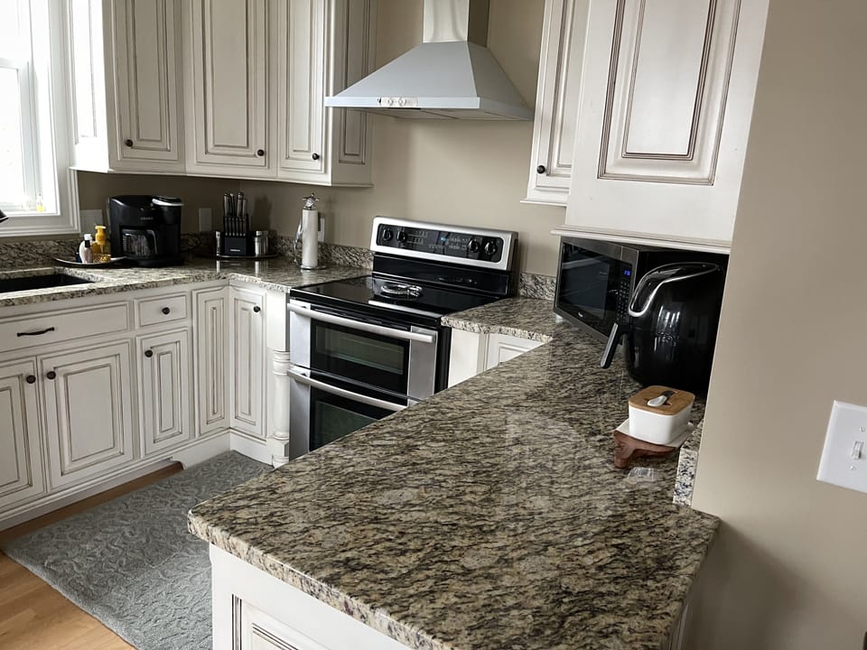 Kitchen w soft close cabinets, granite, new stainless appliances 