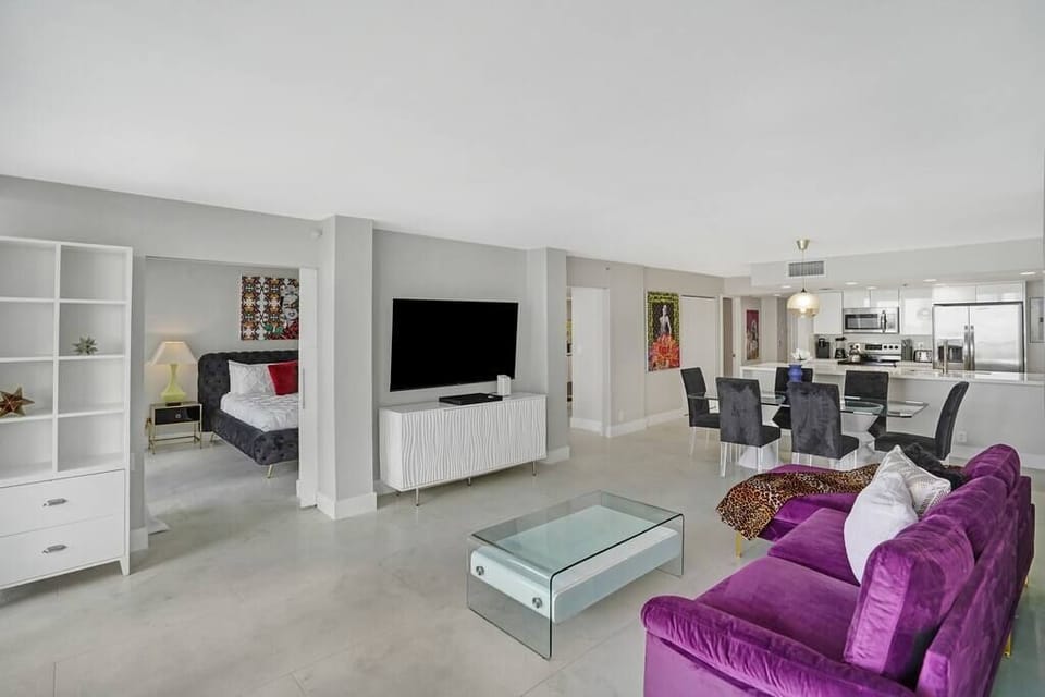 Living room, balcony access
