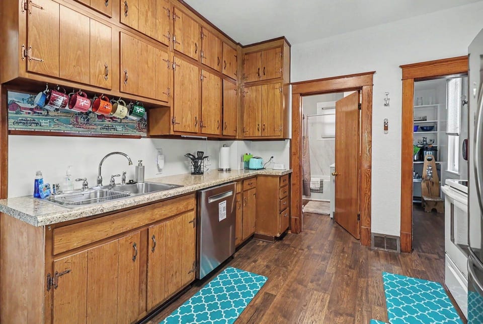 Kitchen - Fully equipped kitchen with access to a pantry and the main floor bathroom