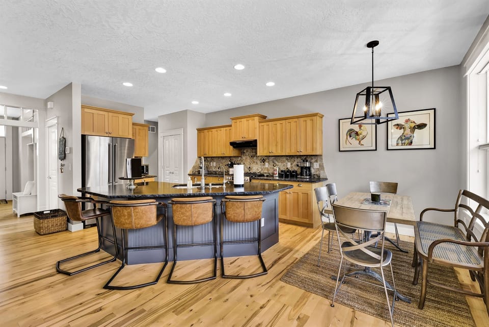 Kitchen with high-end appilances and large kitchen island