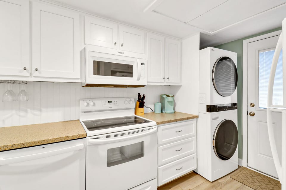 Kitchen - Washer and dryer