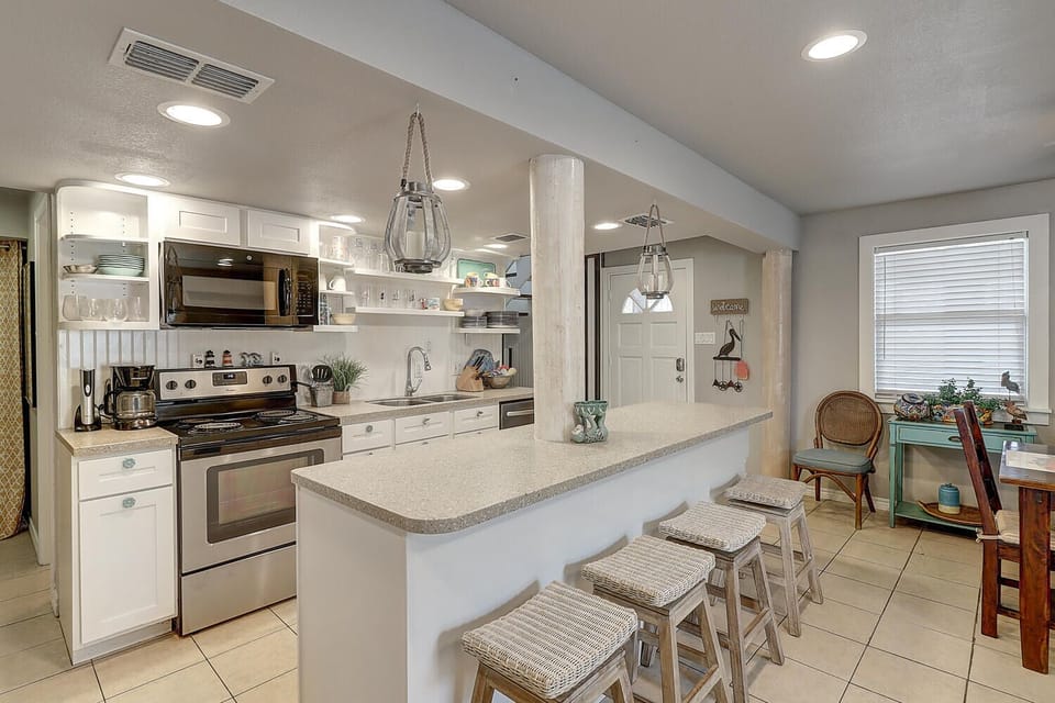 1st Floor Kitchen - Lovely countertops!
