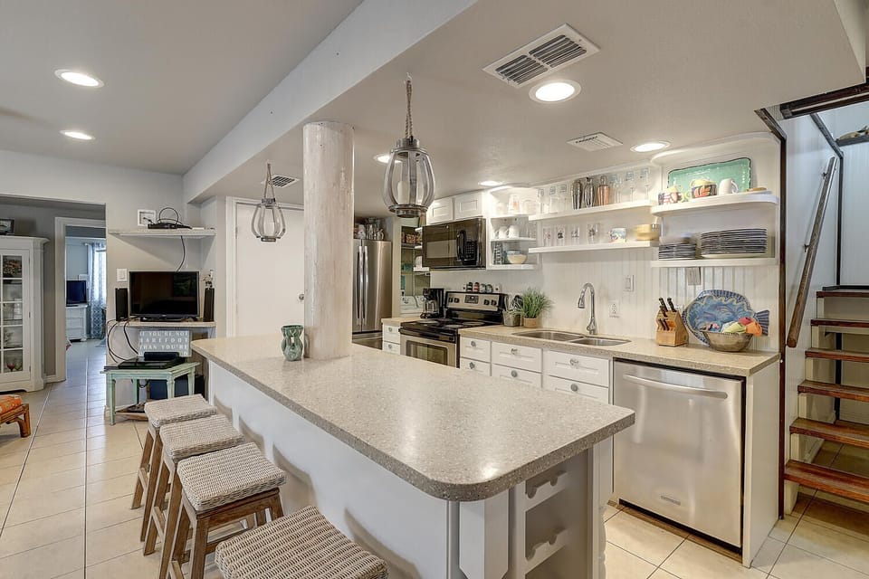 1st Floor Kitchen - Kitchen Island Bar perfect for an intimate brunch!