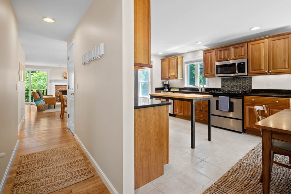 Kitchen and entry hallway (1st floor)