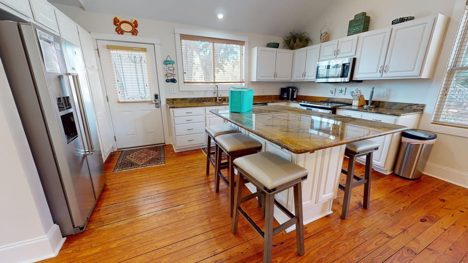 Champagne-Cottage-kitchen