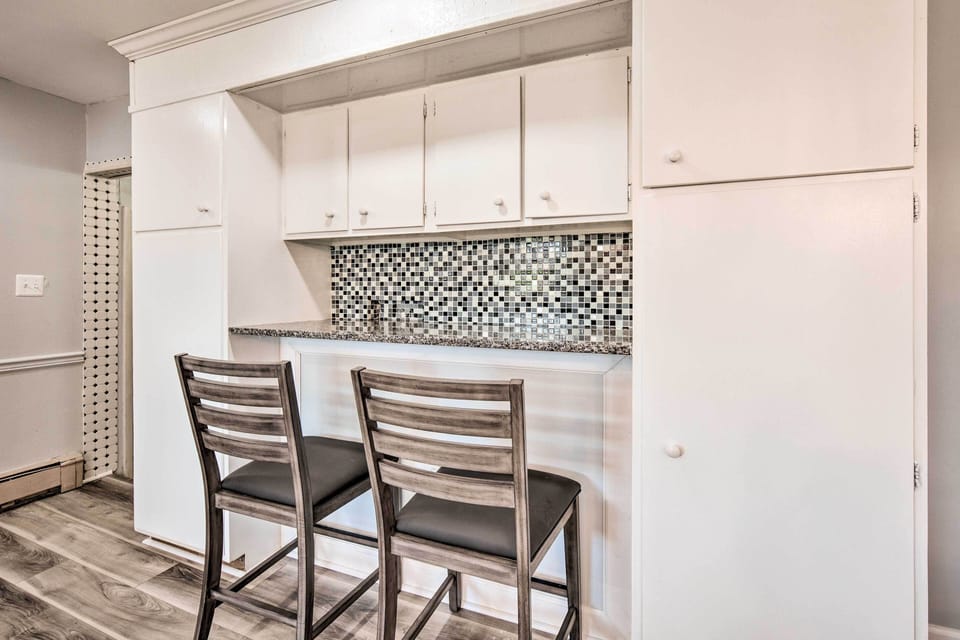 Dining Area | Breakfast Bar