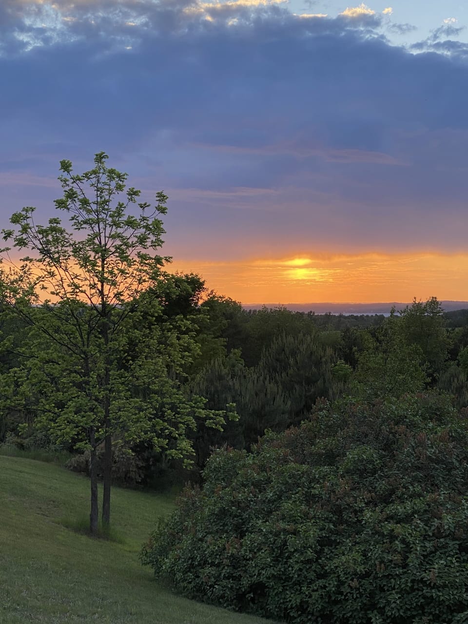 You’ve got to see it to believe it-Unique sunsets from well furnished back deck!