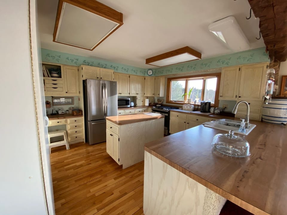 Large Kitchen-new refrigerator and stove. Western view out the bay window