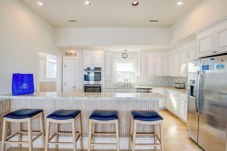 Top-Level Kitchen with Bar (seats 4)
