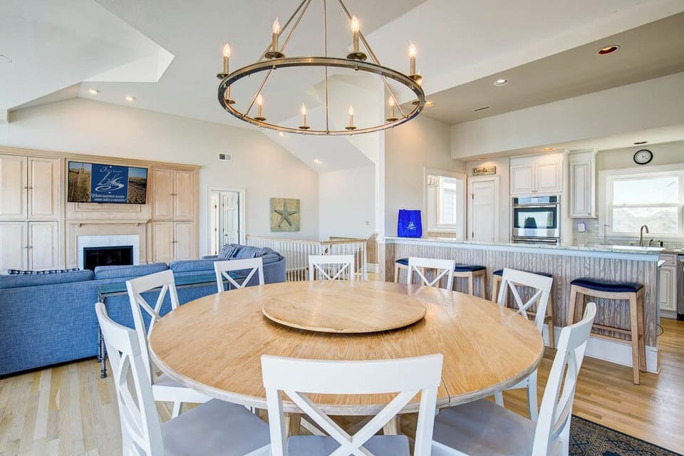 Top-Level Dining Room with Table (seats 8)