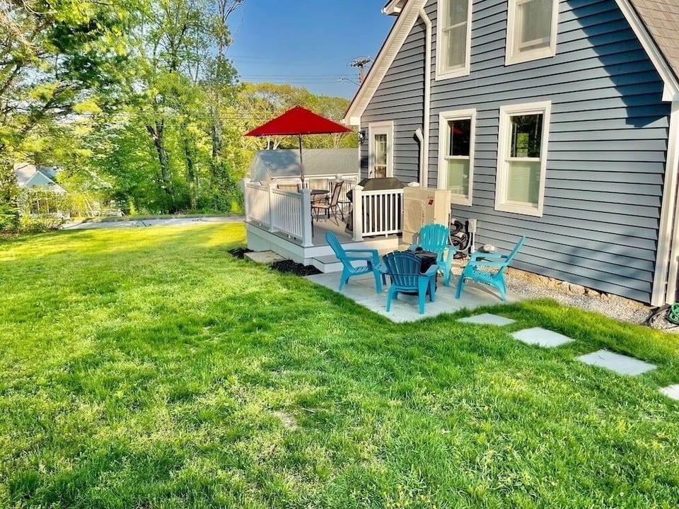 Private backyard to enjoy grilling, Cornhole or toasting smores over campfire 