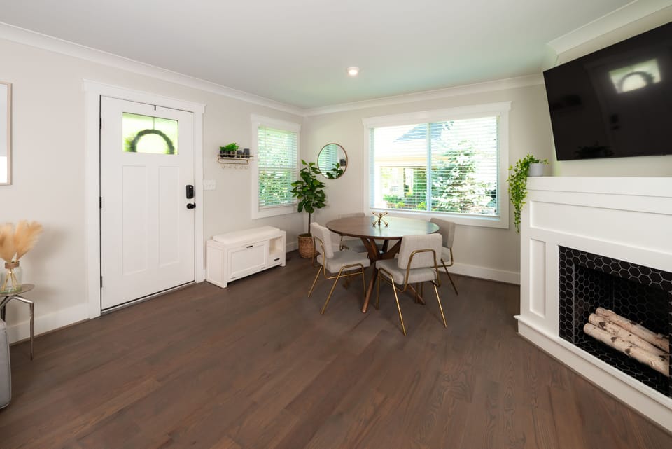 Dining area w/ seating for 4