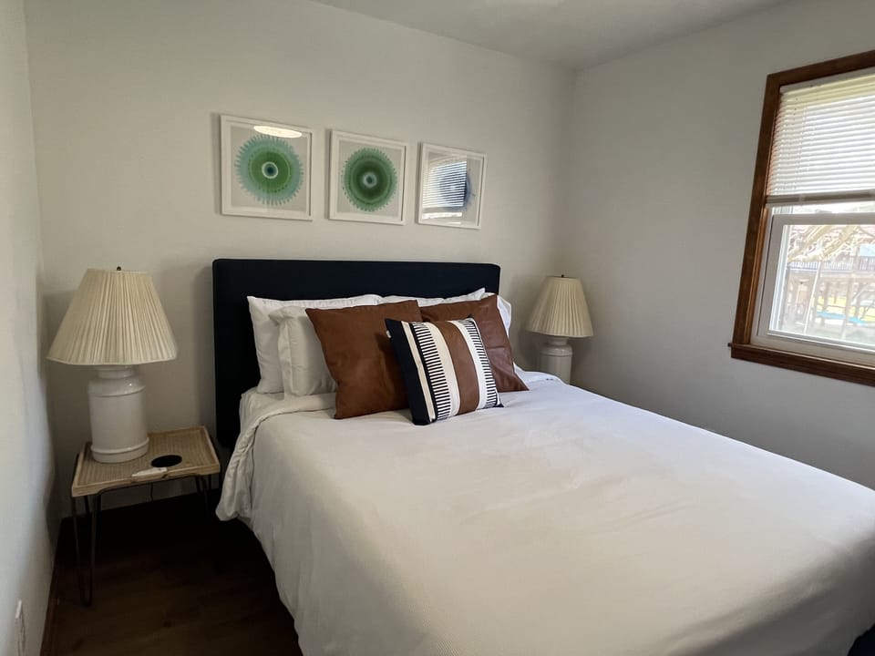 Bedroom 2 - Queen bed