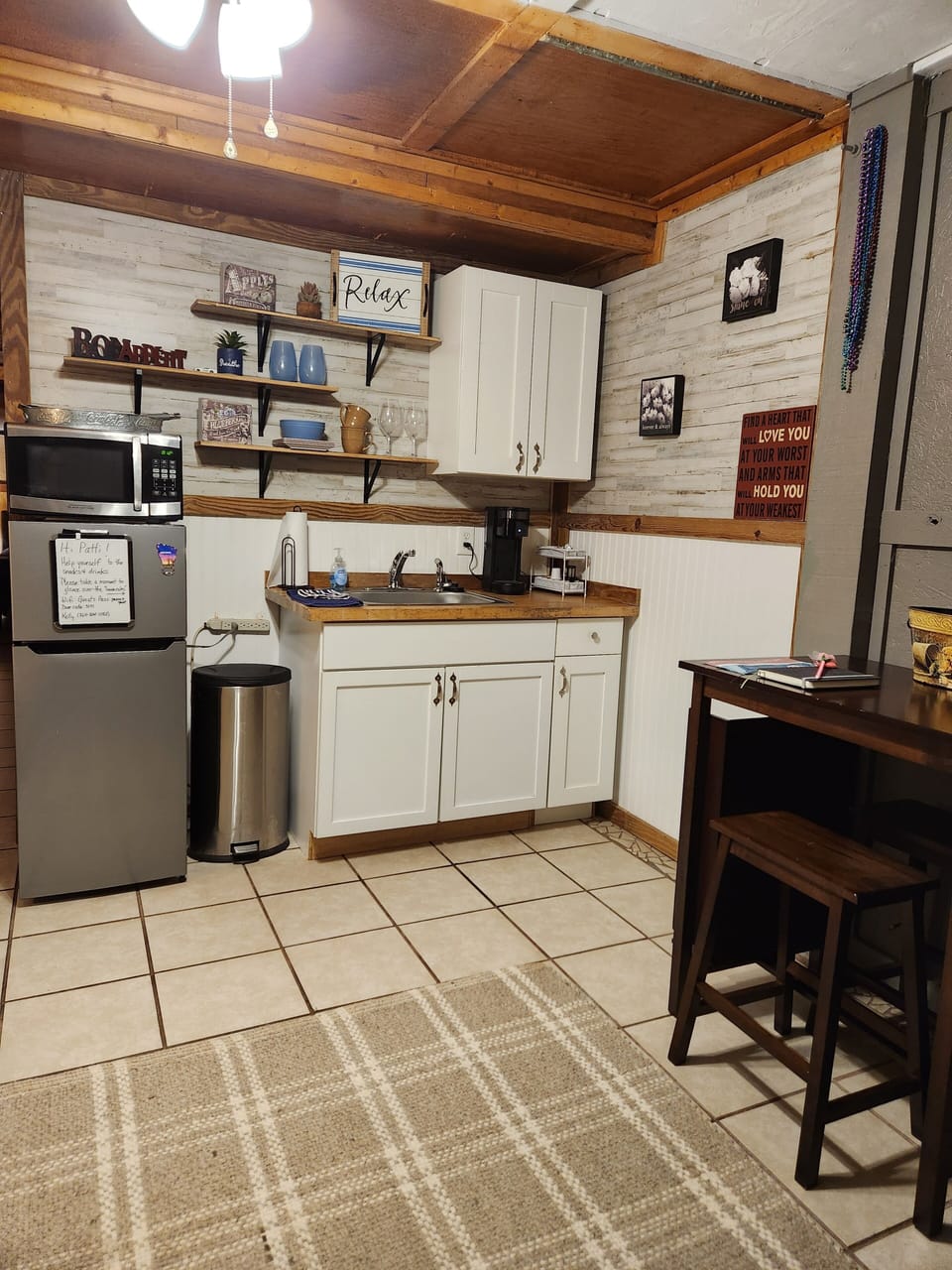 Kitchenette & table