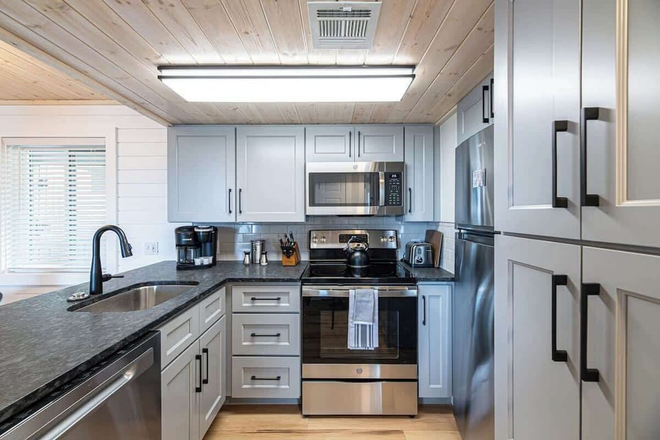 Features all stainless steel appliances and is fully stocked with all kitchen essentials