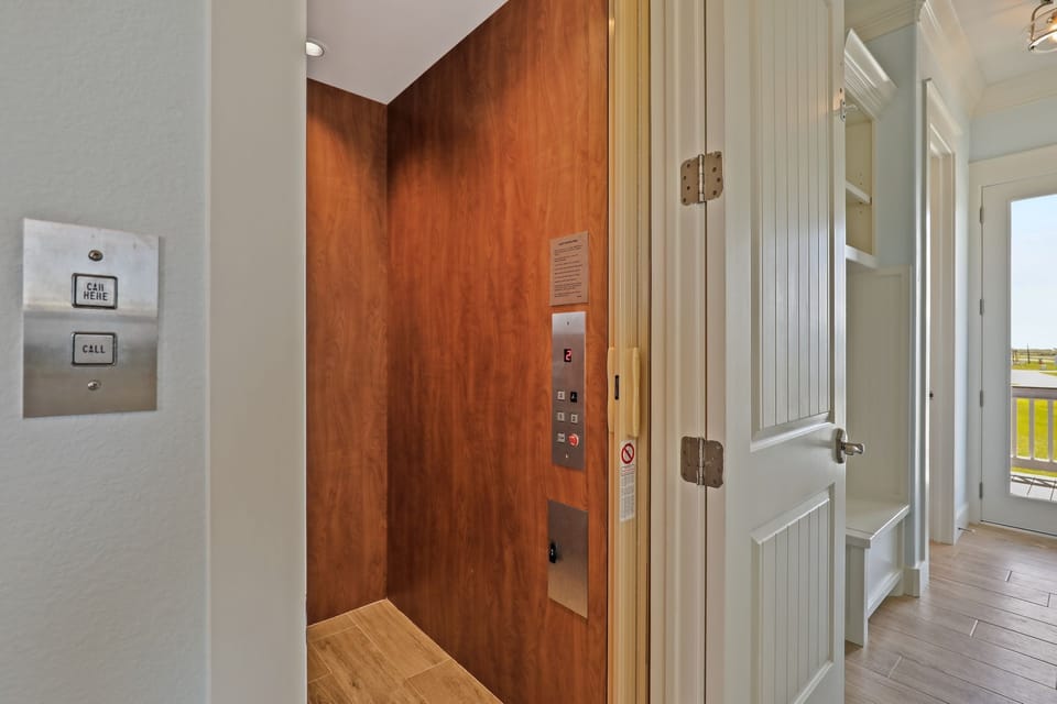 Elevator! Goes to all three floors. Great for luggage and grocery’s. 