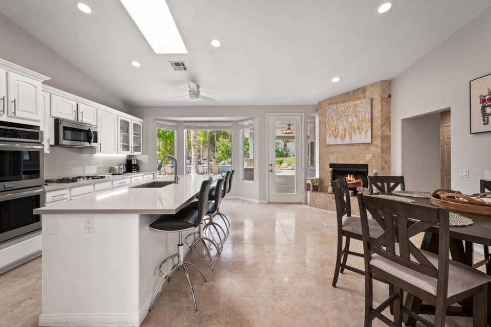 Kitchen & Dining Table