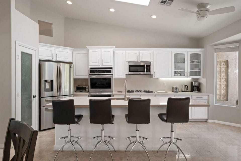Well Equipped Kitchen w/ Double Oven