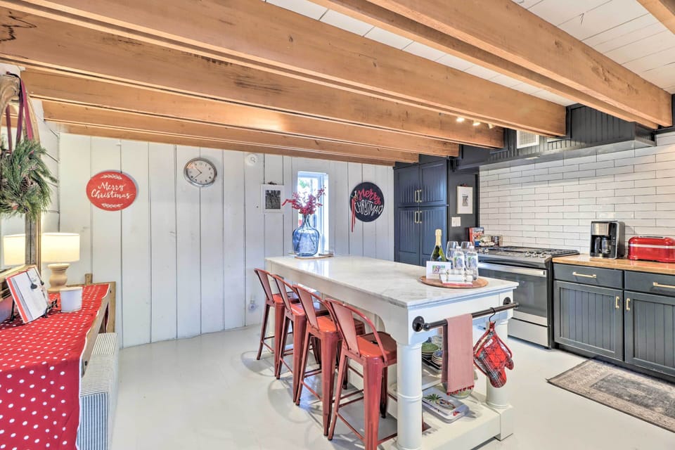 Dining Area | Dishware/Flatware Provided