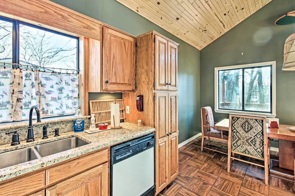 Fully Equipped Kitchen | Blender | Coffee Grinder | Crockpot | Toaster