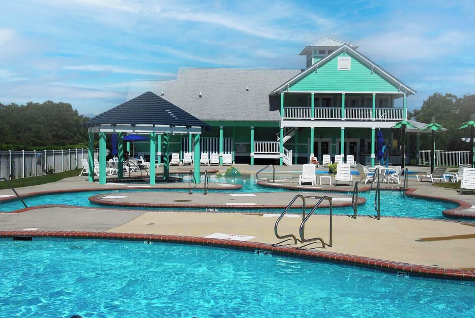 Bermuda Bay Community Pool