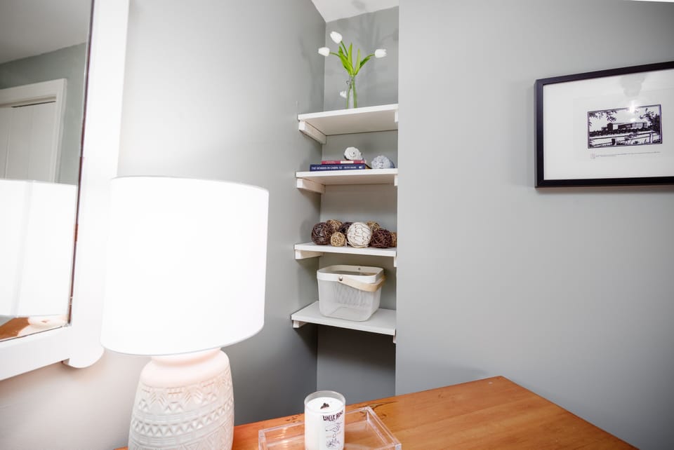 Queen bedroom (second floor)