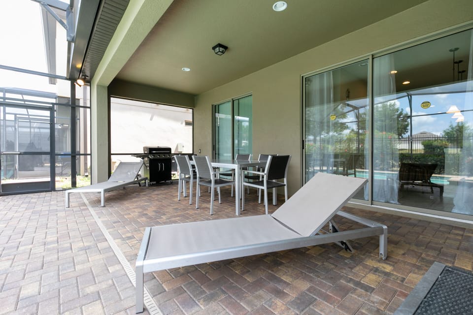 Relax and enjoy the Florida sun in our outdoor seating area 