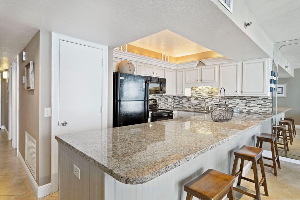 22-Mainsail-236-Kitchen