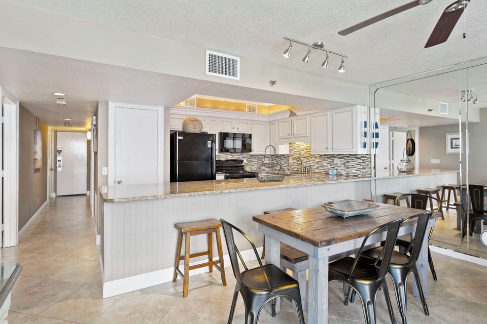 22-Mainsail-236-Dining