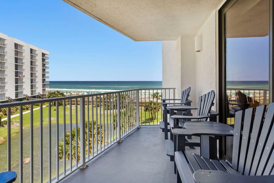 22-Mainsail-236-Balcony