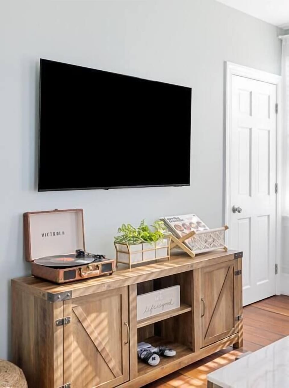 55in 4k Smart TV, record player, games