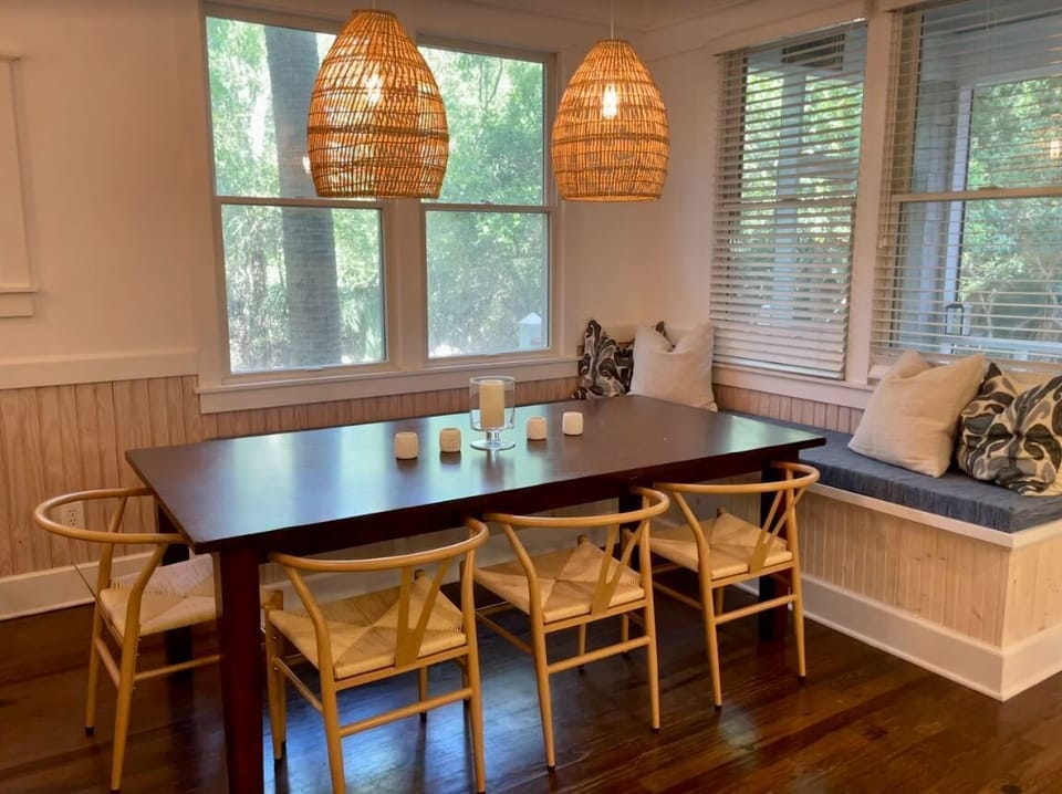 Dining area w/banquette 