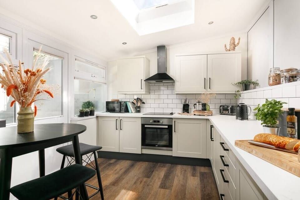 Cook your favourite home cooked food in this modern fitted kitchen with all amenities that you need as a home from home.